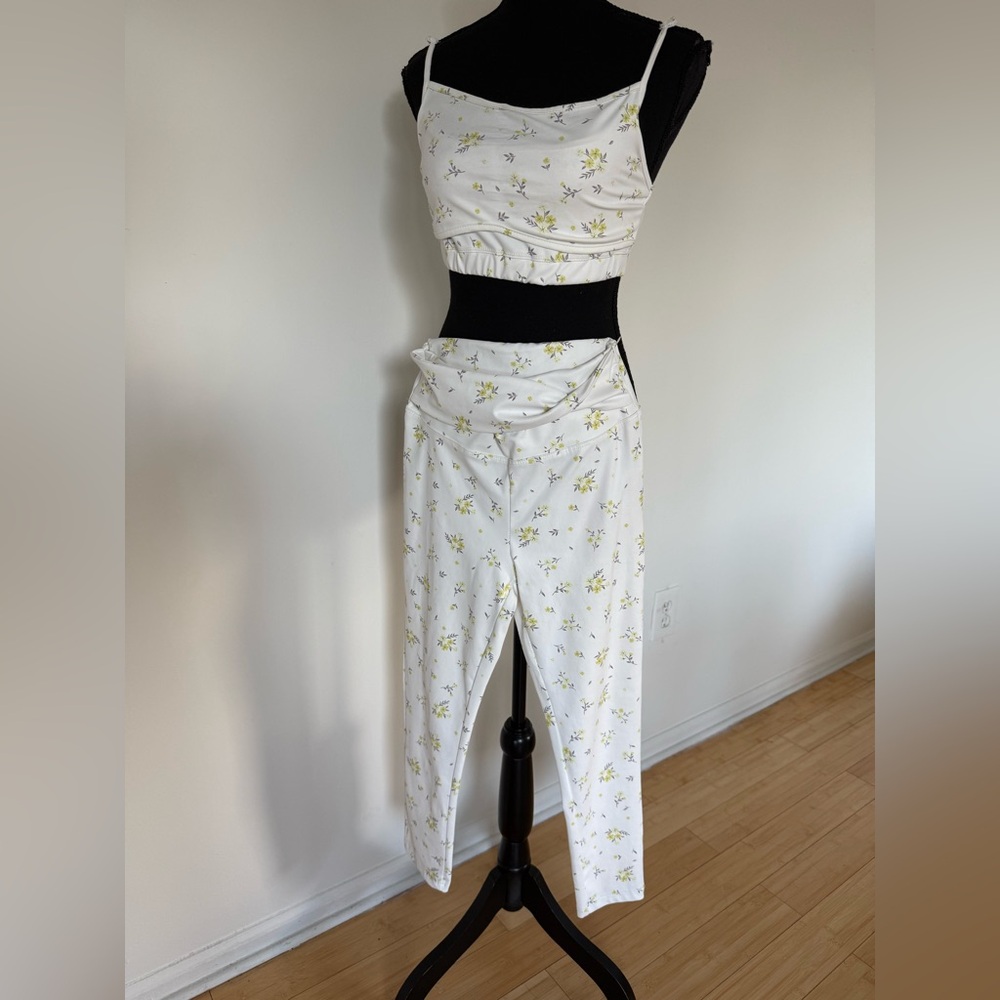 Floral White Two-Piece Activewear Set by aralina
SIZE S
MADE IN CHINA